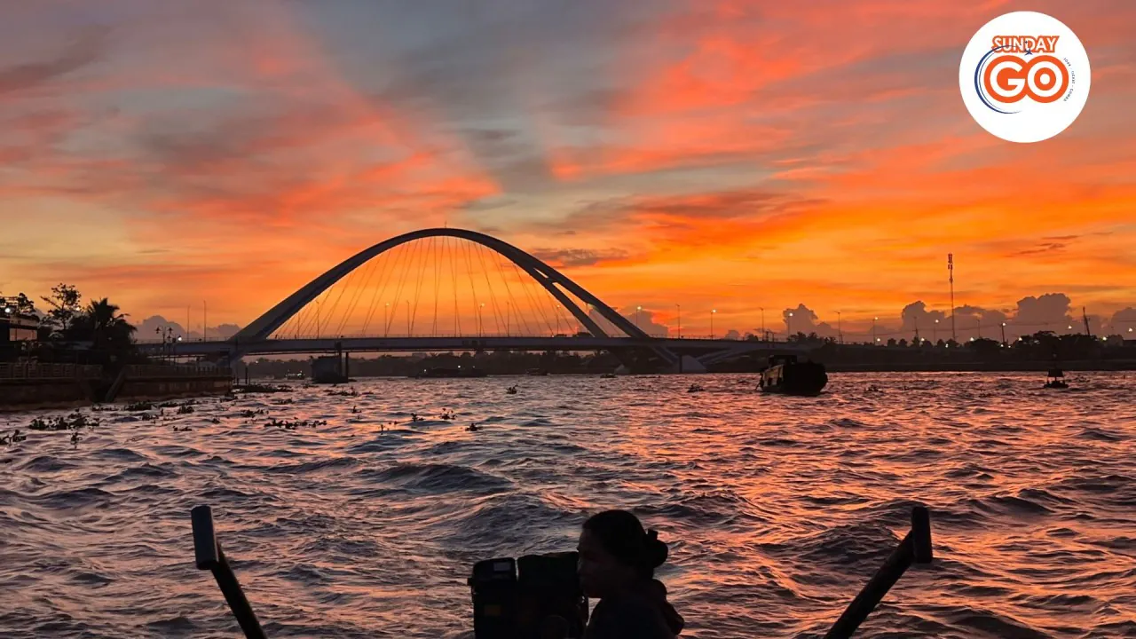 Cai Rang floating Market, Can Tho – Travel Guide (2025) 6 Watching the sunrise on the Hau River while on the way to Cai Rang Floating Market