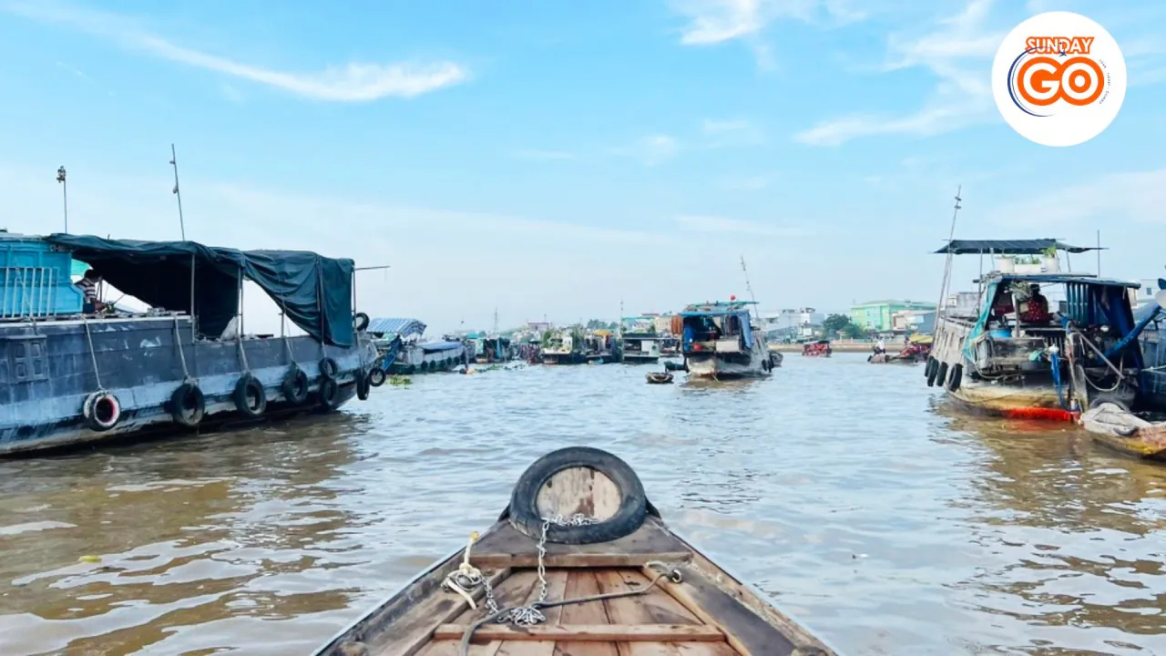 Can Tho floating market and Tra Su forest tour (Private) 32 Take a small sampan boat to explore Cai Rang floating market
