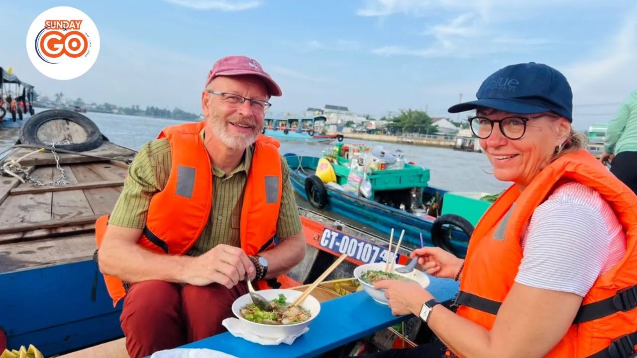 Can Tho floating market tour and scenic small canal - Private tour 26 Enjoy breakfast in a floating way like the local