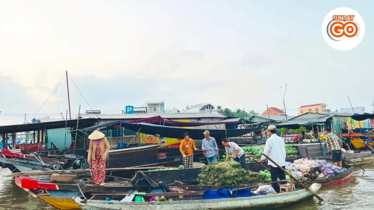Can Tho river tour – Floating market, fruit garden, cacao farm 27 Bustling trading activities in Cai Rang floating market