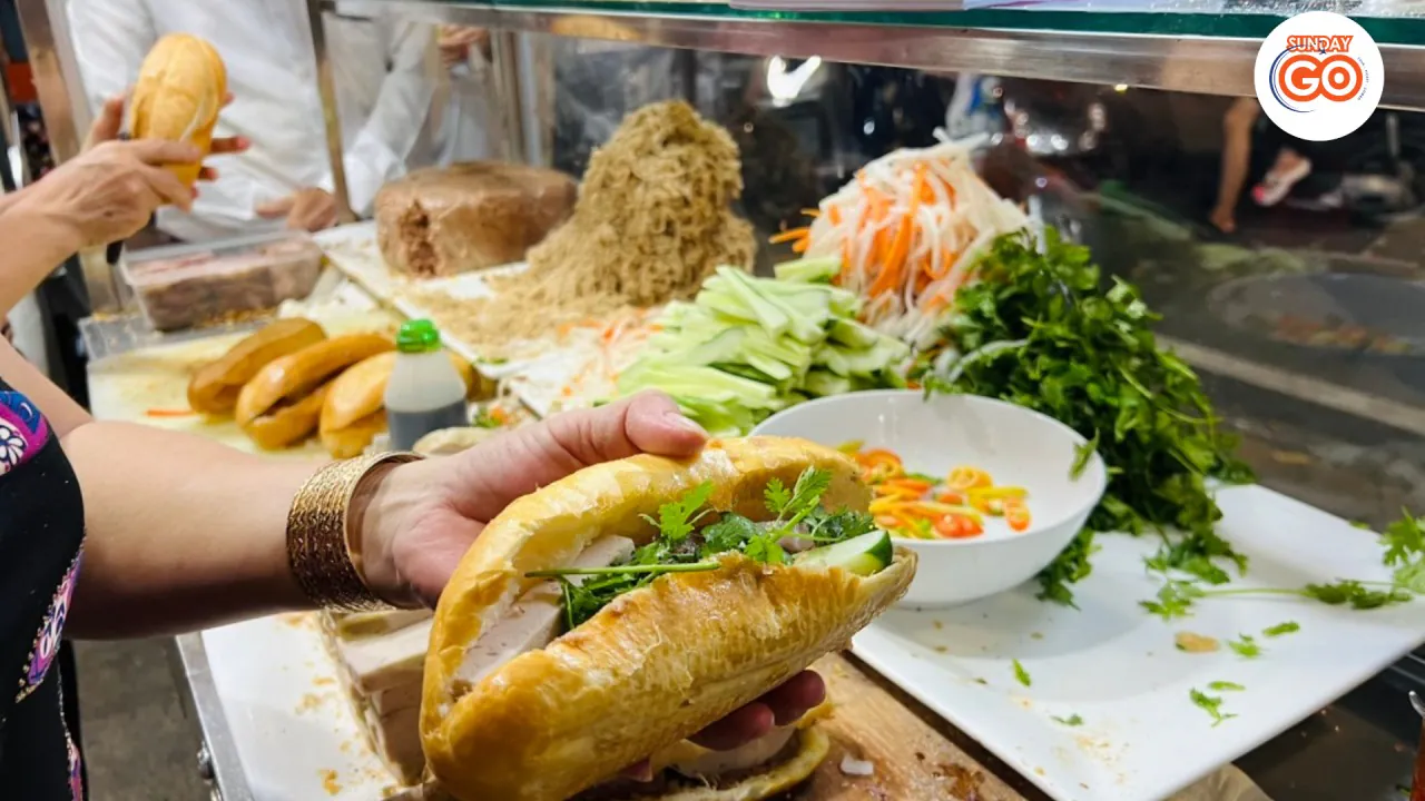 Can Tho street food tour - Enjoy top 10 local food and drink 23 Enjoy the best Banh Mi (Vietnamese baguette) in Can Tho