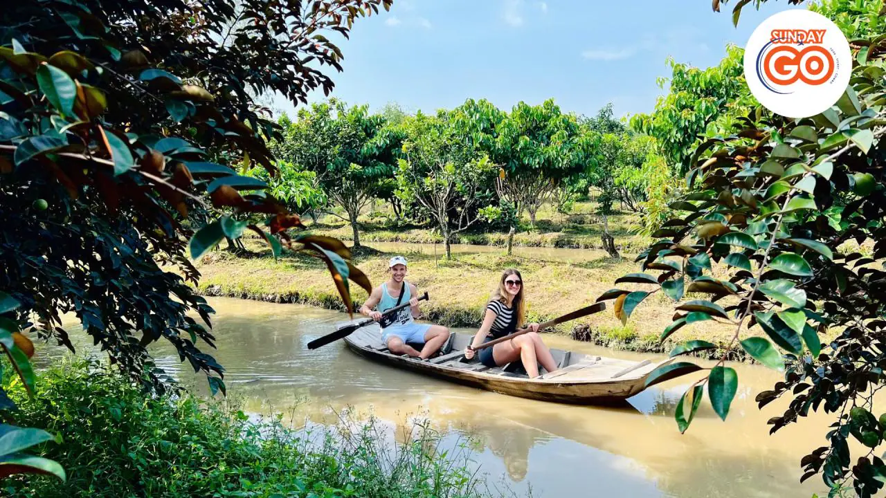 Row the small sampan boat in the fruit garden