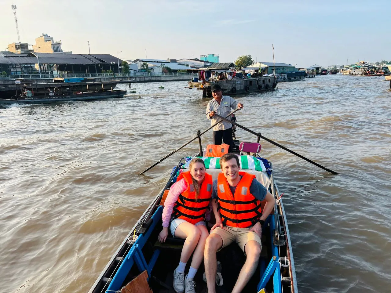 Giá vé tàu tham quan chợ nổi Cái Răng - Thuê tàu (2025) 8 Du khách thích thú khi trải nghiệm đi ghe xuồng đi chợ nổi Cái Răng