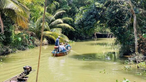 Tour Cồn Sơn Cần Thơ - Khám phá miệt vườn sông nước (2025) 23 Trải nghiệm đi xuồng nhỏ tại Cồn Sơn