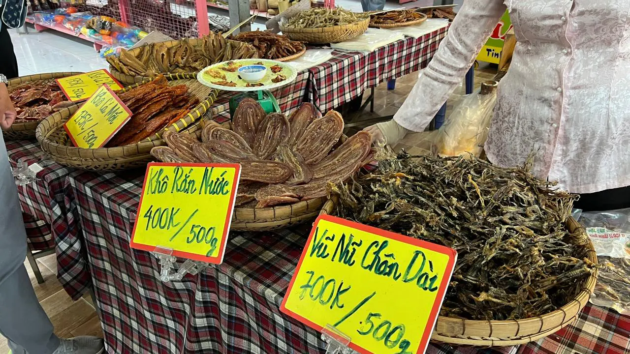 Mua sắm đặc sản miền Tây làm quà