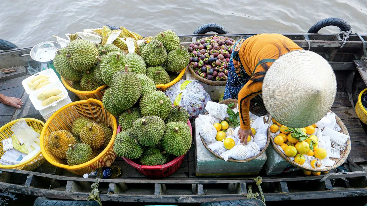 Cảnh buôn bán trái cây tại chợ nổi
