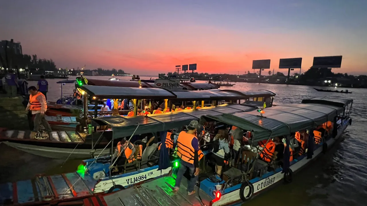 Bến Ninh Kiều vào buổi sáng đi chợ nổi Cái Răng