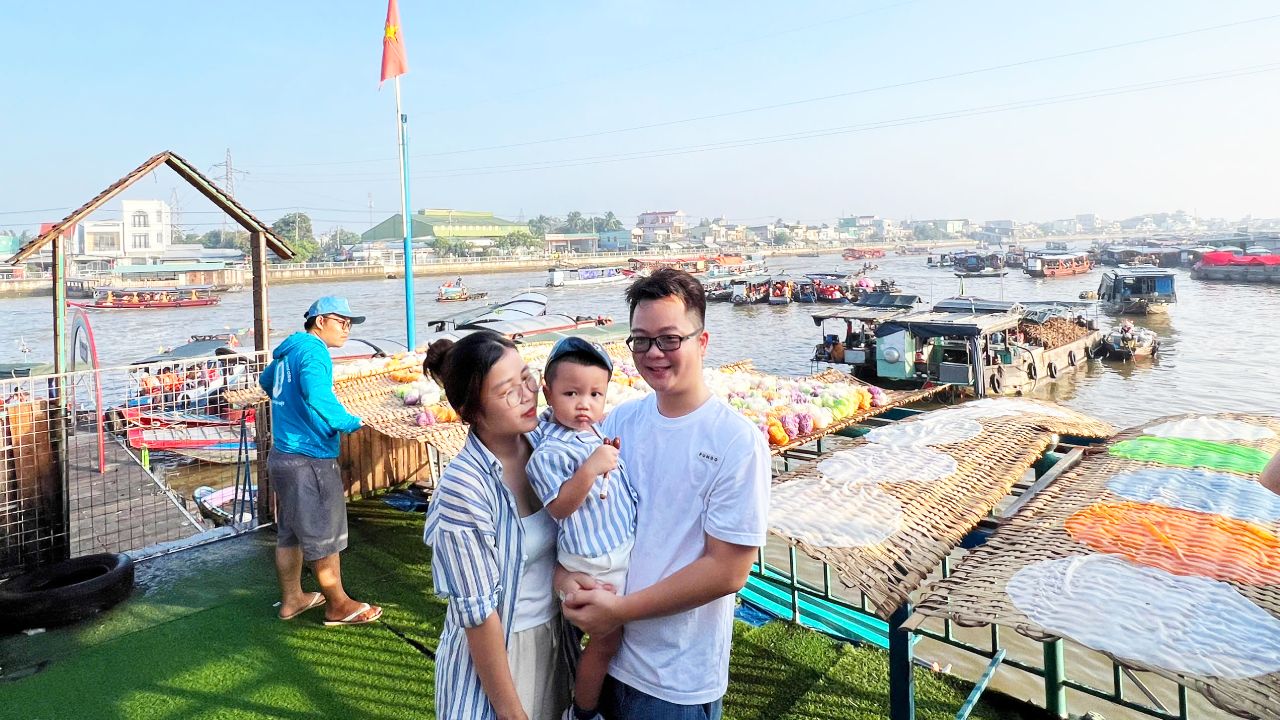 Tour chợ nổi Cái Răng Cần Thơ - Miệt vườn trái cây 30 Chụp ảnh tại chợ nổi Cái Răng