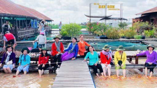 Tour Cồn Sơn Cần Thơ - Khám phá miệt vườn sông nước (2025) 17 Khám phá Cồn Sơn - Bè cá chú 7 Bon