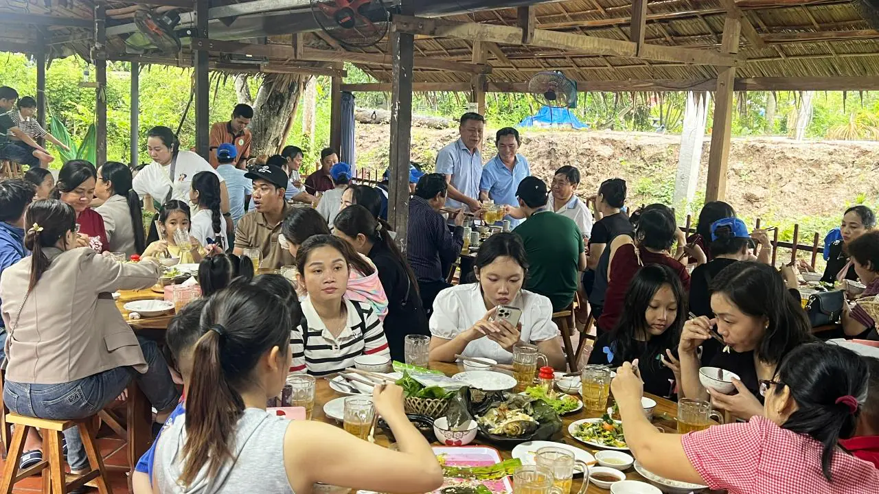 Thưởng thức bữa trưa với nhiều món đặc sản miền Tây tại Cồn Sơn (tự túc)