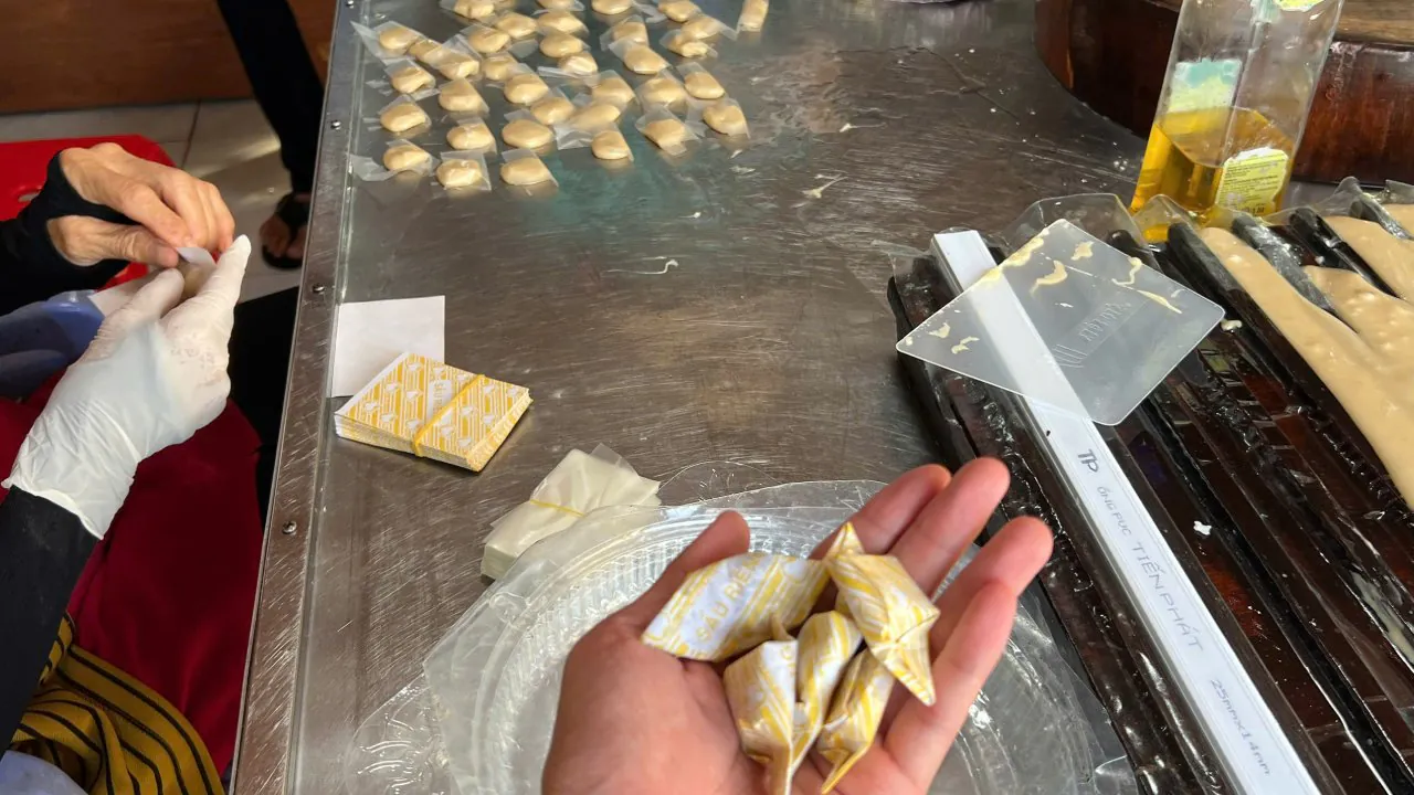 Làm kẹo dừa truyền thống miền Tây