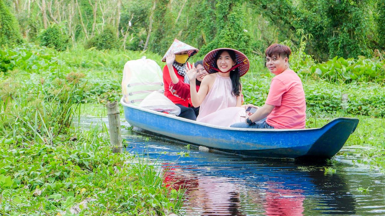Trải nghiệm chèo xuồng trong rừng tràm Trà Sư