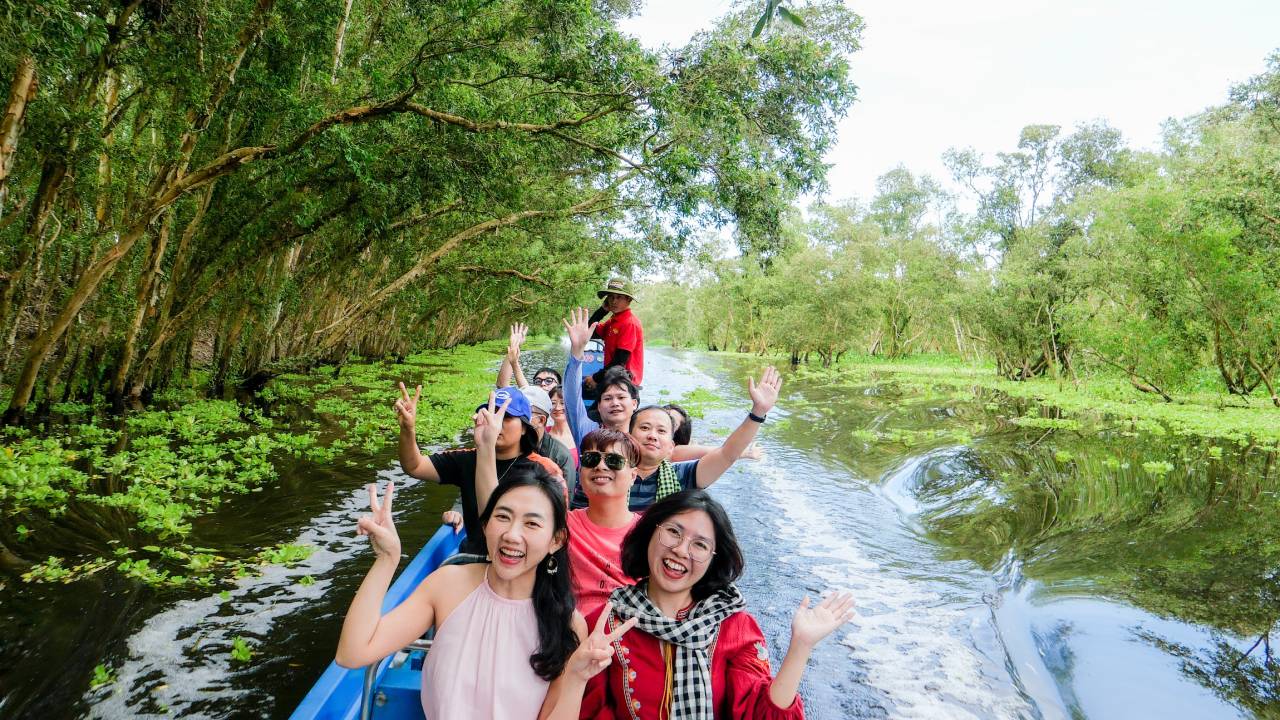 Trải nghiệm tắc ráng xuyên rừng tràm Trà Sư