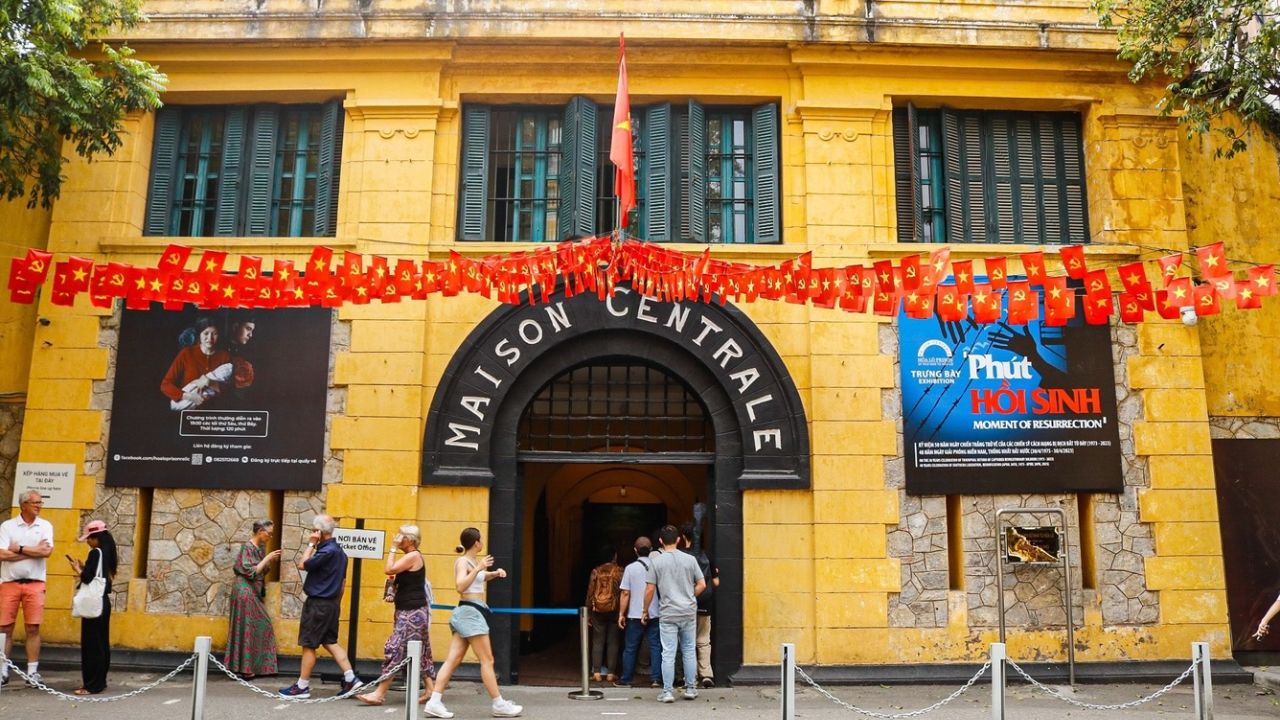 City tour Hà Nội 1 ngày | Khám phá thủ đô nghìn năm 8 Nhà tù Hỏa Lò