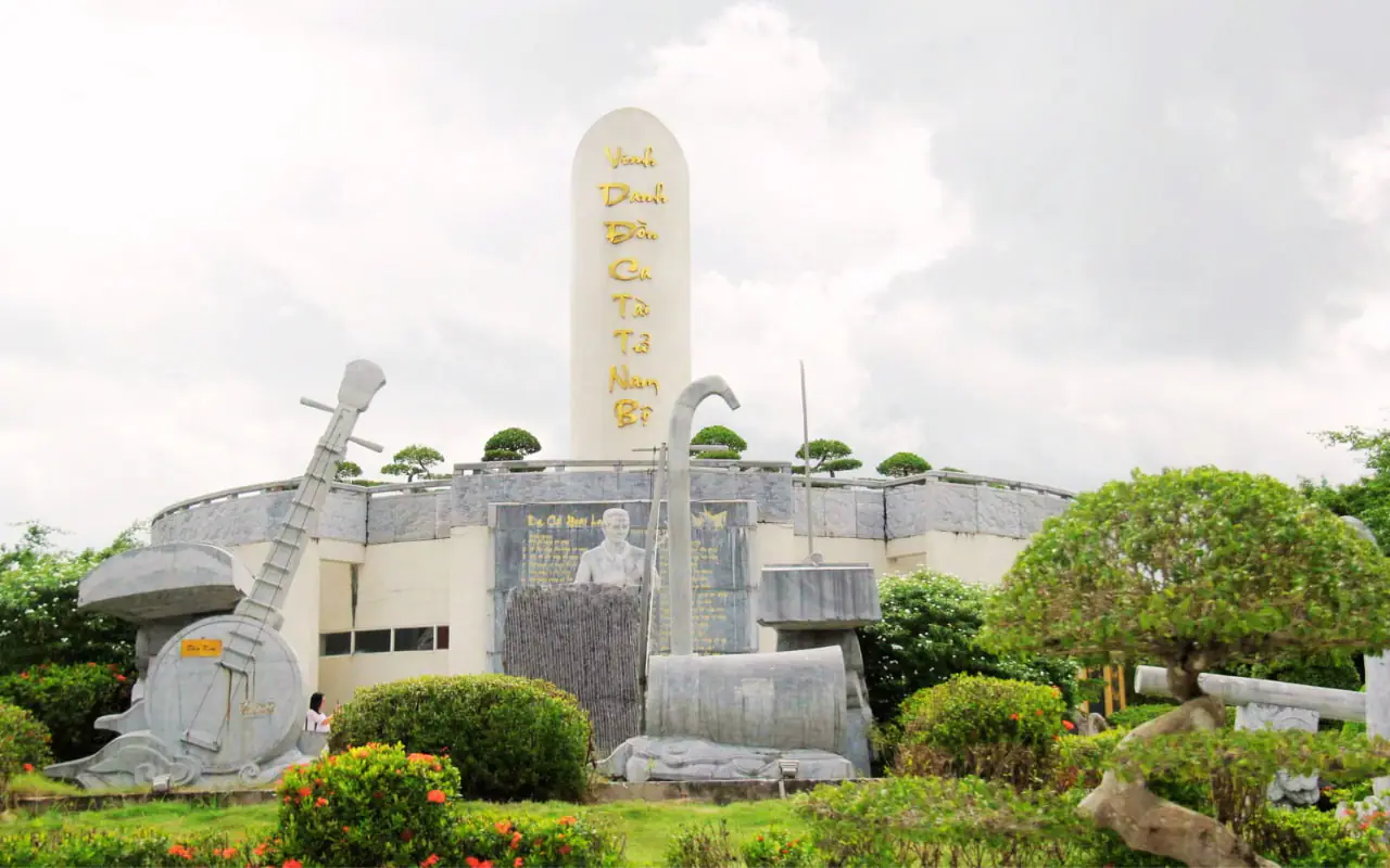 Tour Cà Mau 2 ngày 1 đêm từ Cần Thơ - Khu tưởng niệm nhạc sĩ Cao Văn Lầu