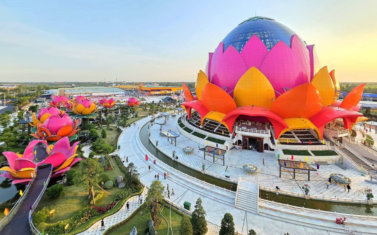 Tour Cà Mau 2 ngày 1 đêm từ Cần Thơ | Check-in Đất Mũi 13 Tour Cà Mau 2 ngày 1 đêm từ Cần Thơ - Liên Hoa Bảo Tháp