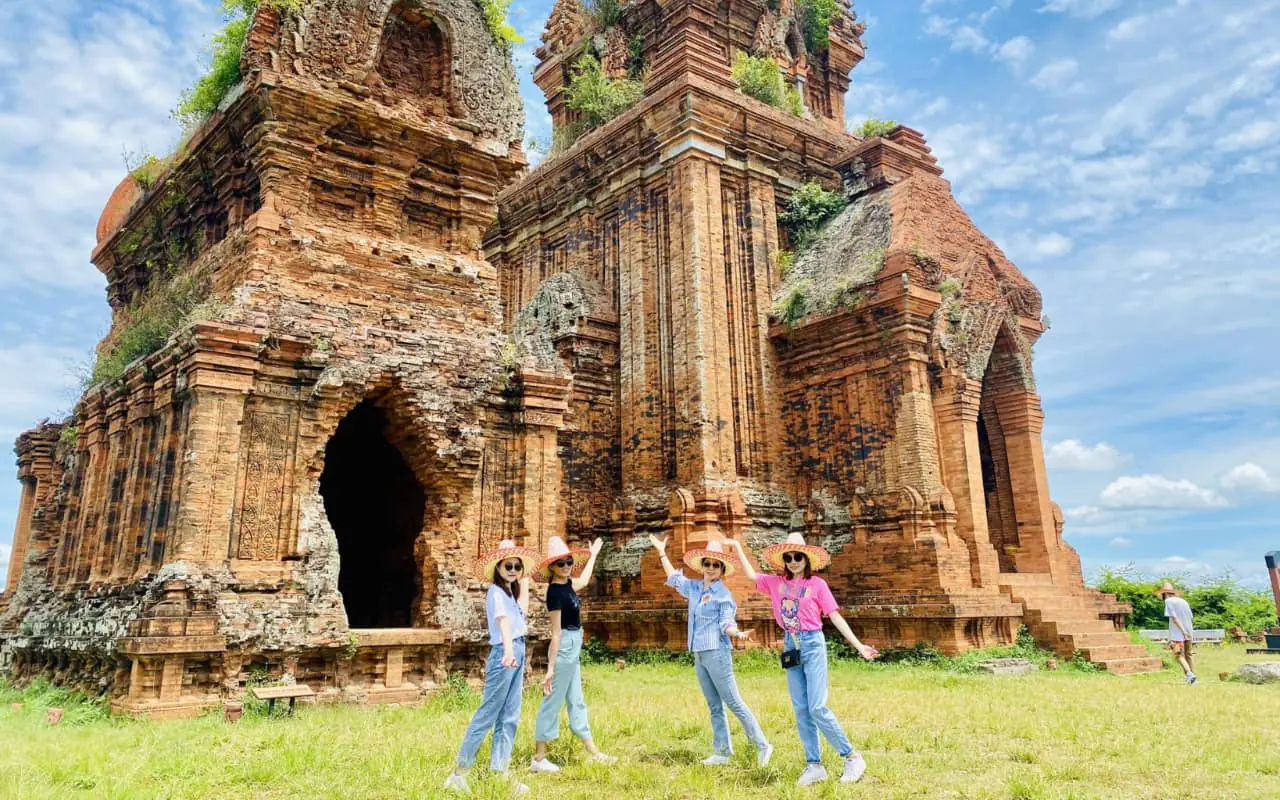 Tour Quy Nhơn Phú Yên 3 ngày 3 đêm - Tháp Đôi