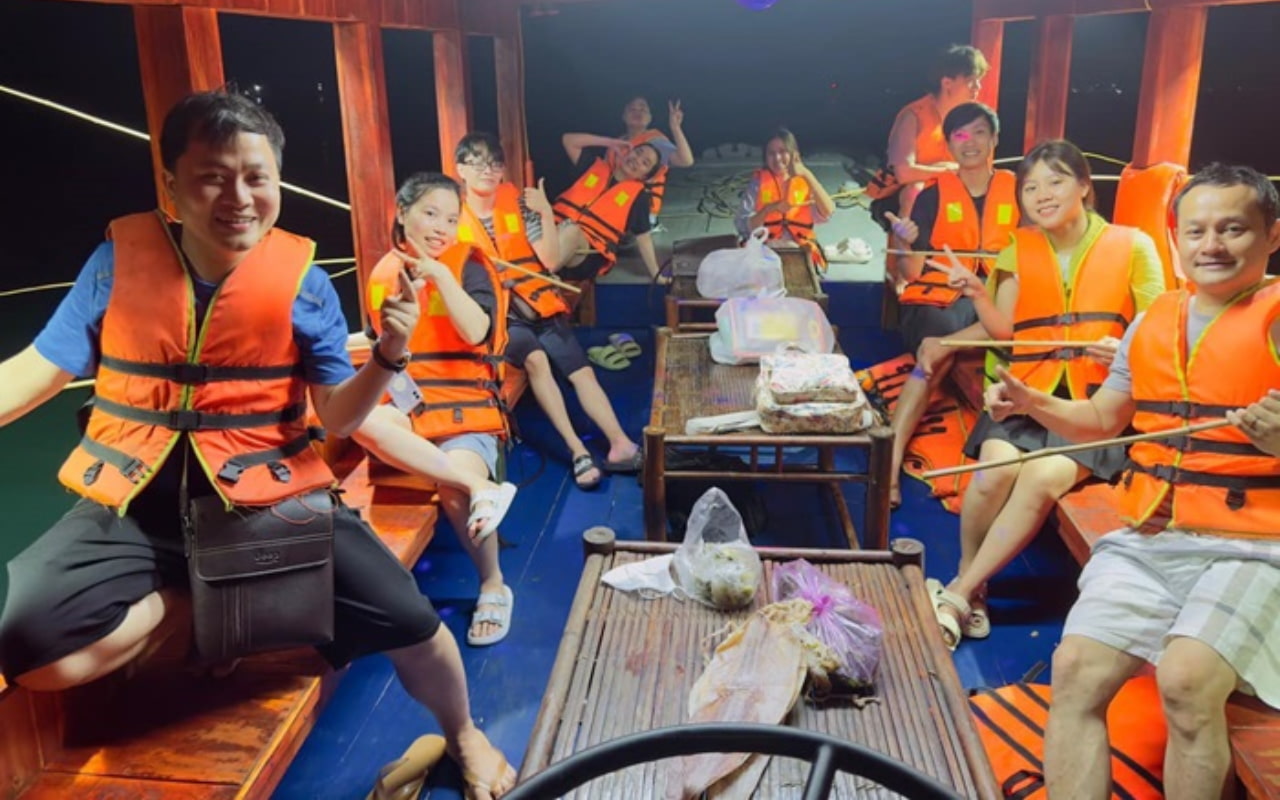 Tour Hà Nội Hạ Long 2 ngày 1 đêm 8 Tour Hà Nội Hạ Long 2 ngày 1 đêm - câu mực