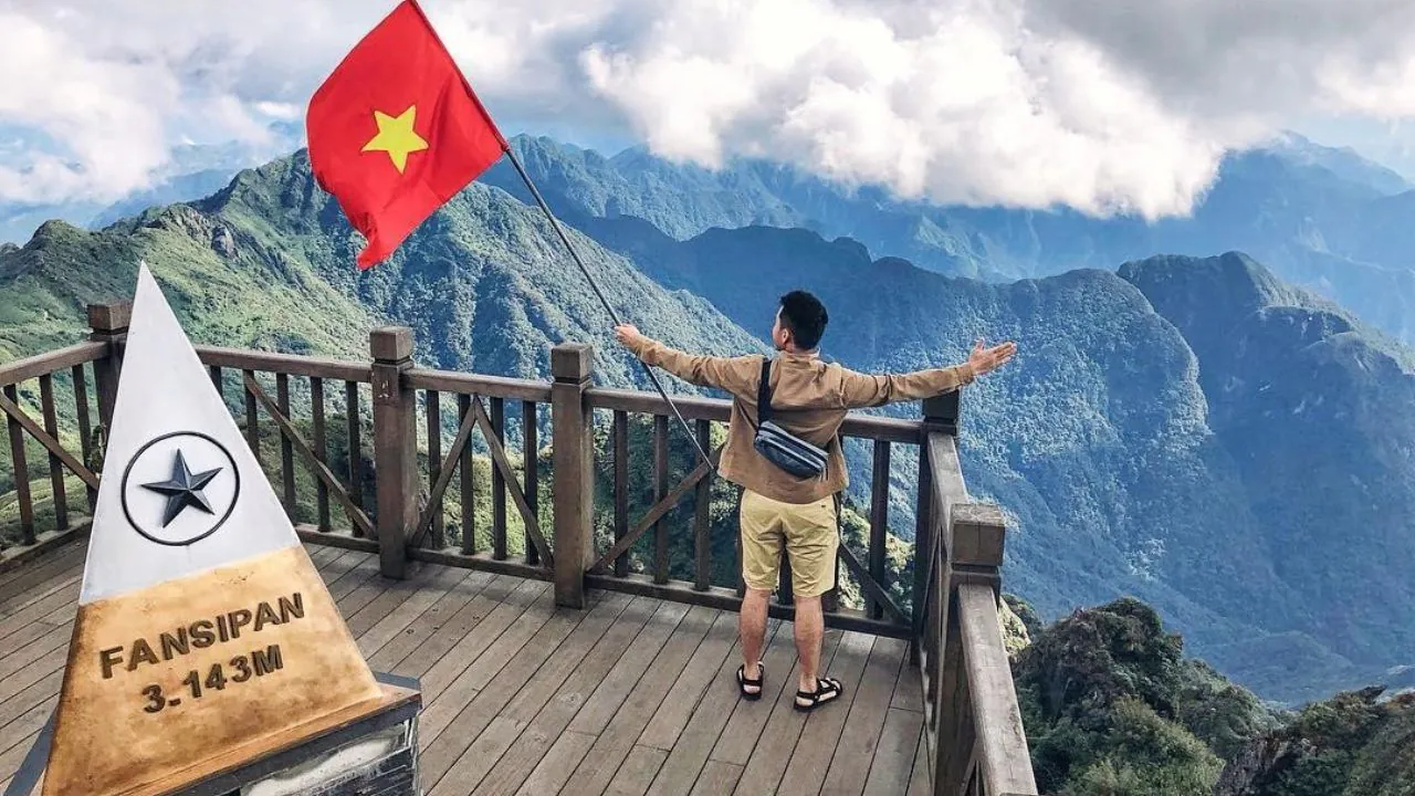Đỉnh Fansipan ở độ cao 3.143m