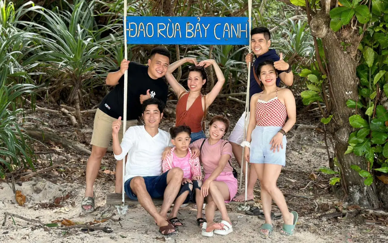 Tour Côn Đảo 1 ngày - Chụp hình check-in tại Hòn Bảy Cạnh