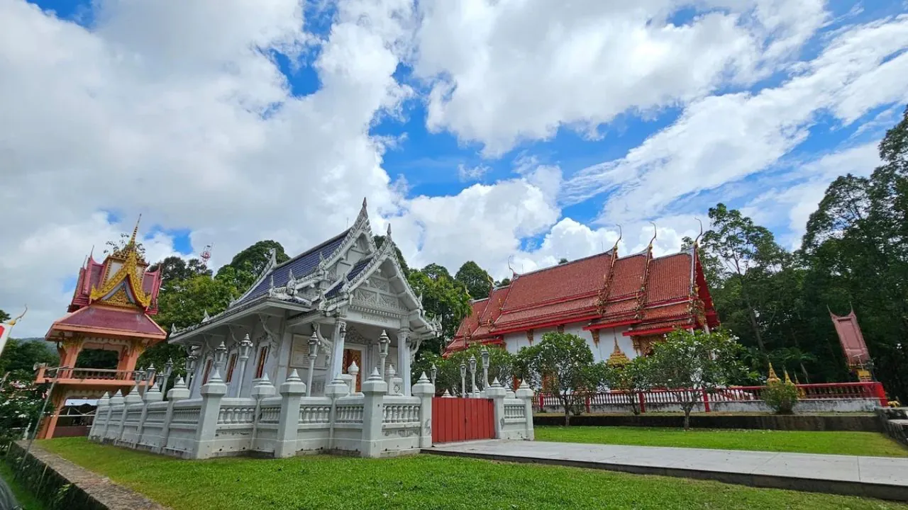 Tour Phuket 4 ngày 3 đêm - Đảo Phi Phi Thái Lan 45 Chùa Kathu nổi tiếng linh thiêng