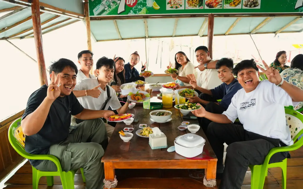 Tour Rạch Vẹm Phú Quốc - Dùng bữa trưa tại nhà bè