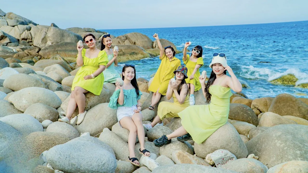 Bãi Đá Trứng cùng bạn bè