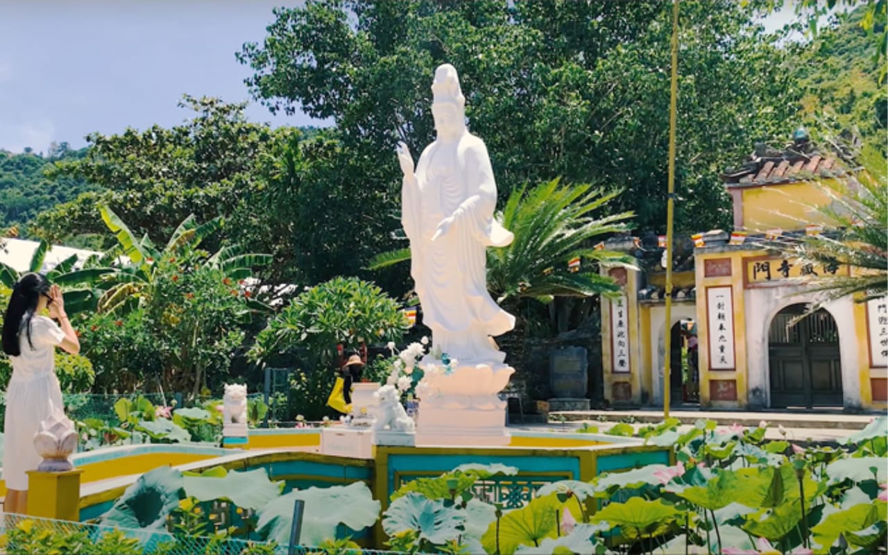 Tour Cù Lao Chàm Đà Nẵng 1 ngày 13 Tham quan chùa Hải Tạng