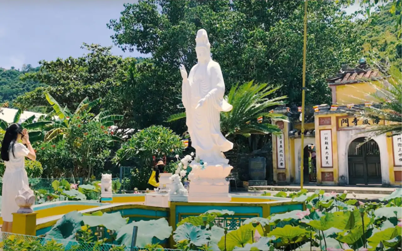 Tour Cù Lao Chàm Đà Nẵng 1 ngày 13 Tham quan chùa Hải Tạng
