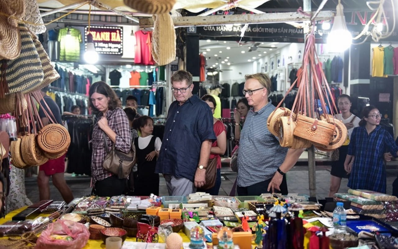 Tour Hà Nội - Hạ Long - Yên Tử 2 ngày 1 đêm 15 Tham quan Chợ đêm Hạ Long