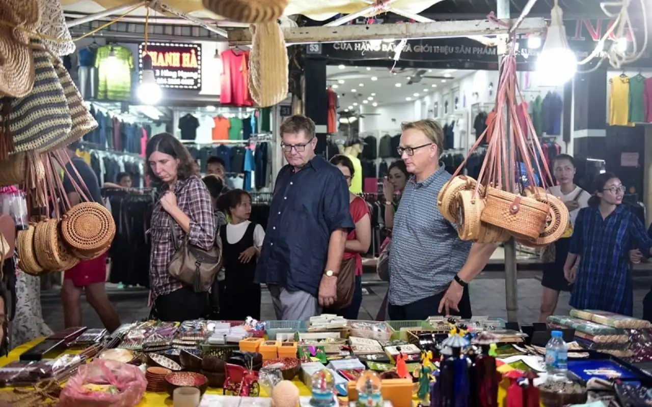 Tham quan Chợ đêm Hạ Long 