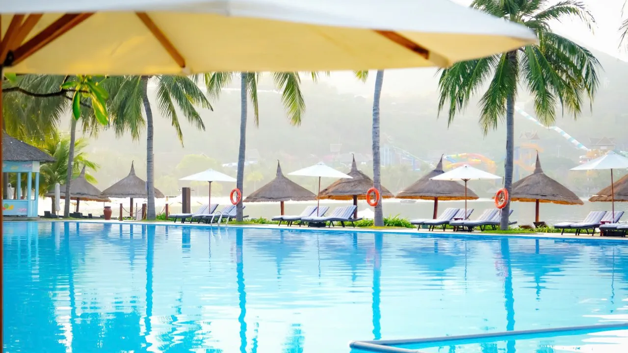 Hồ bơi khách sạn Marriott Resort & Spa