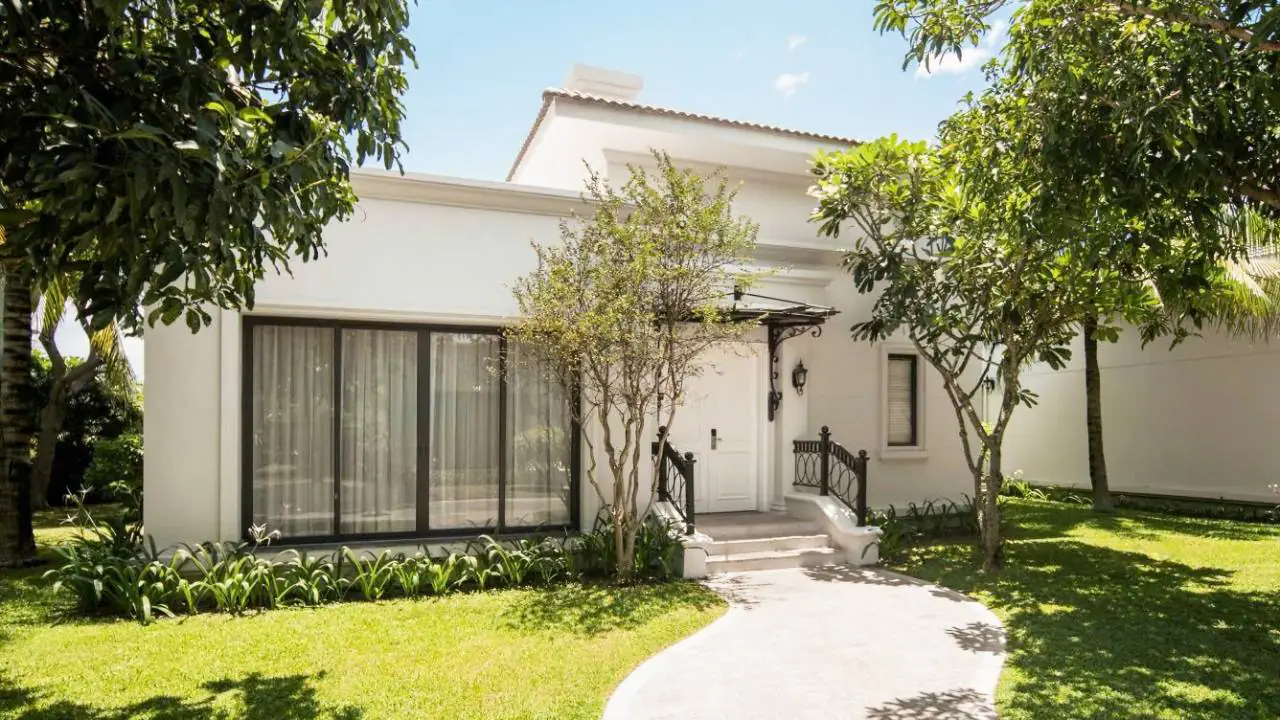 Bên ngoài phòng khách sạn Marriott Resort & Spa 5 sao