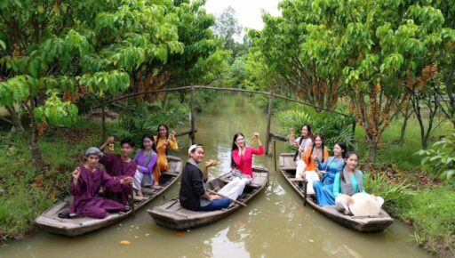 Trải nghiệm chèo xuồng trong vườn trái cây