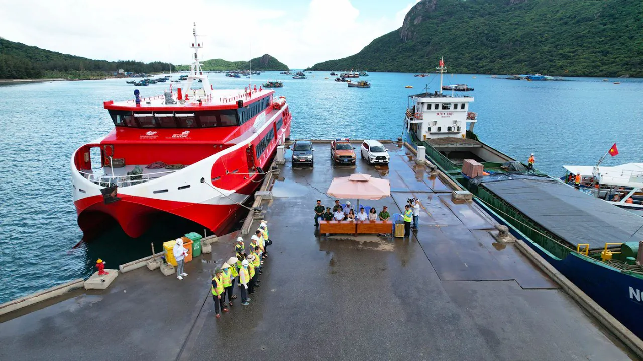 Fast ferry from Soc Trang to Con Dao – Phu Quoc Express 7 Arrival Port in Con Dao - Ben Dam Port