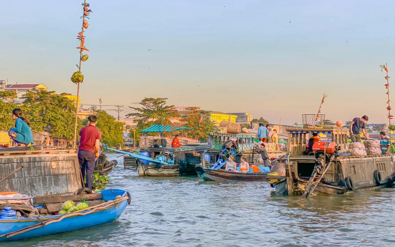 Chợ nổi Cái Răng - Hoạt động buôn bán trên ghe 