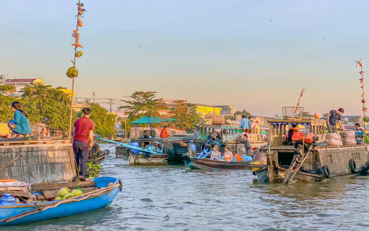 Chợ nổi Cái Răng - Hoạt động buôn bán trên ghe 