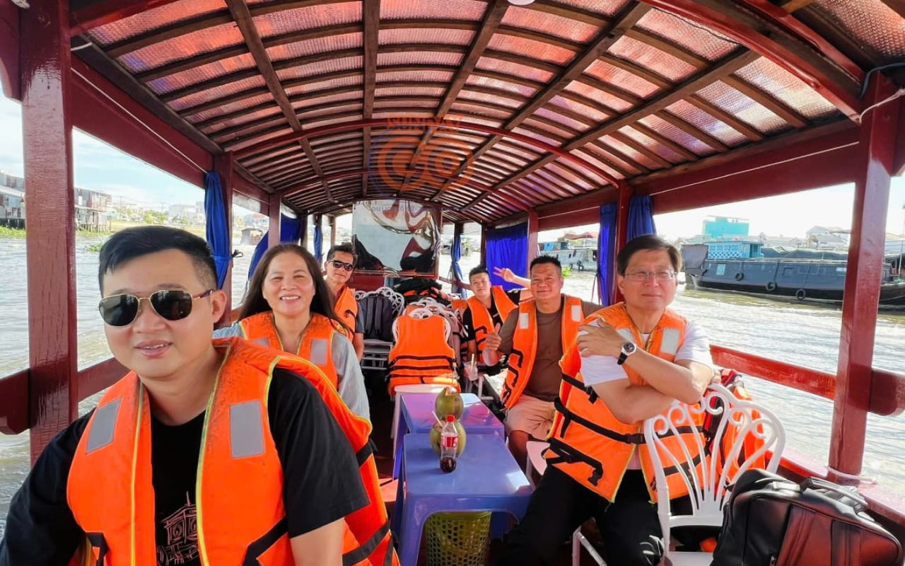 Thuê tàu di chuyển chợ nổi Cái Răng