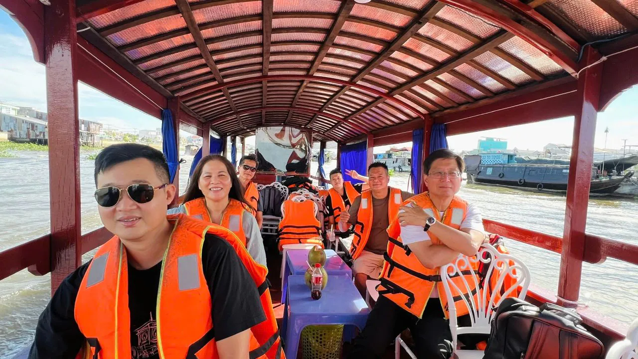 Luôn trang bị áo phao an toàn khi đi chợ nổi Cái Răng