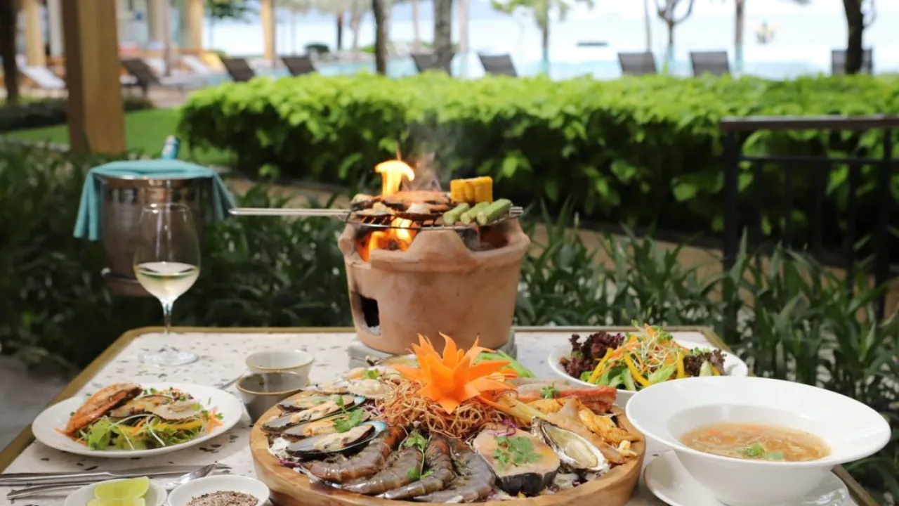 Ẩm thực nhà hàng đa dạng tại khách sạn