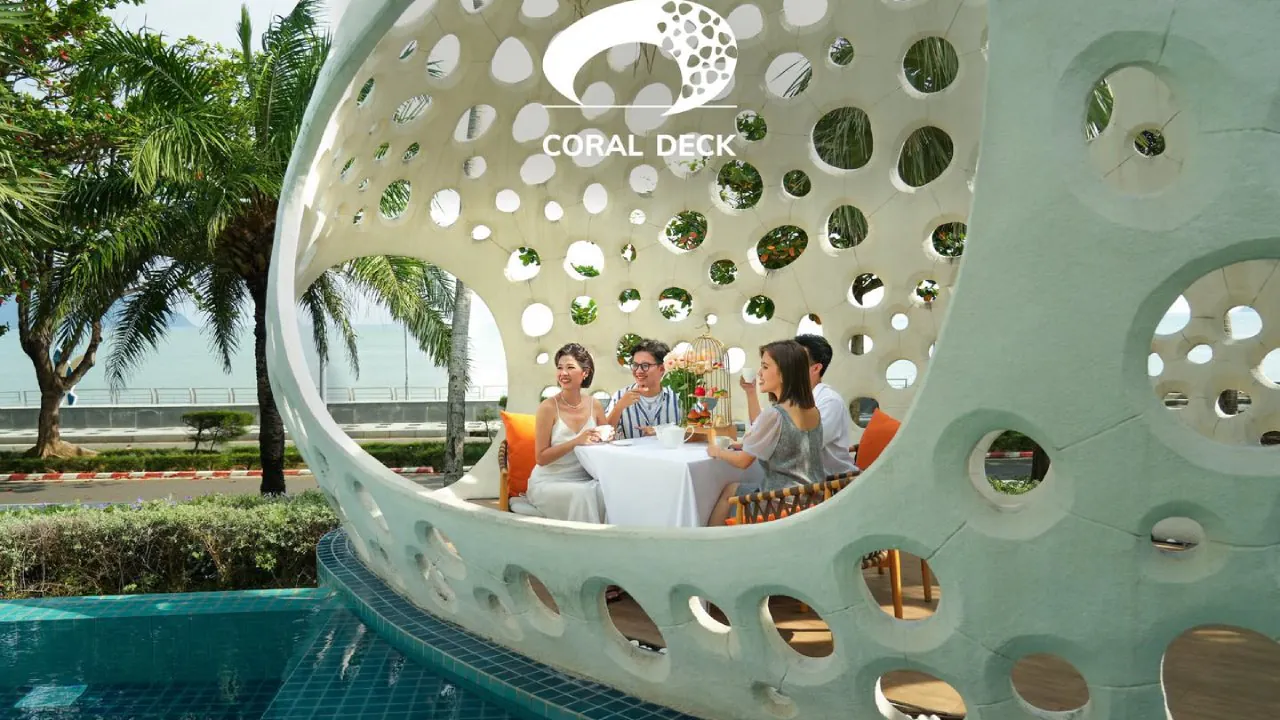 Tựa như khối san hô khổng lồ giữa biển trời Côn Đảo, đài quan sát Coral Deck là điểm hẹn hoàn hảo cho buổi tiệc trà đầy phong cách