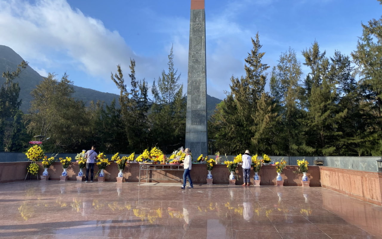 Đài tưởng niệm liệt sĩ nghĩa trang Hàng Dương - Lễ cô Sáu Côn Đảo