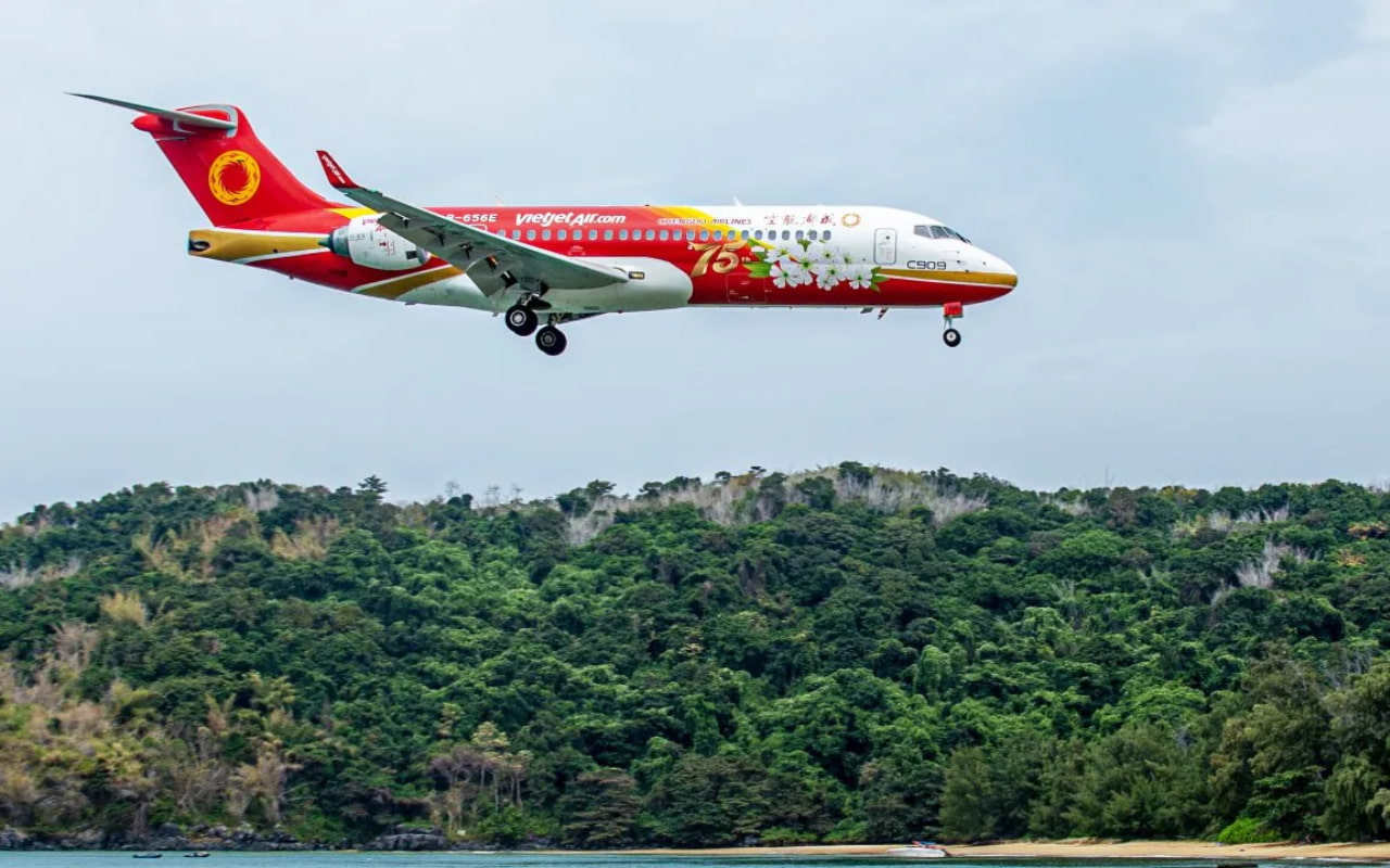 Di chuyển bằng máy bay đến Côn Đảo - Viếng miếu Thần Tài Côn Đảo