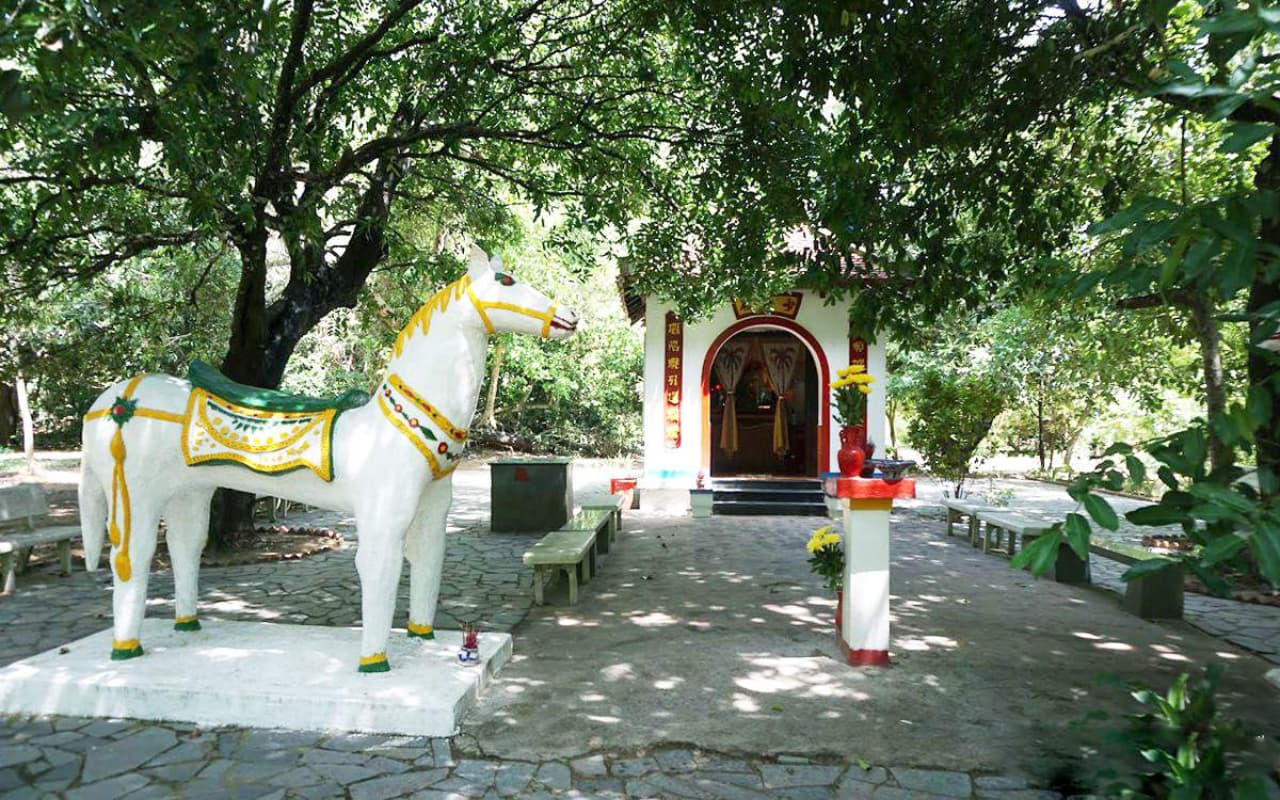 Du lịch Côn Đảo - Miếu Hoàng Tử Cải