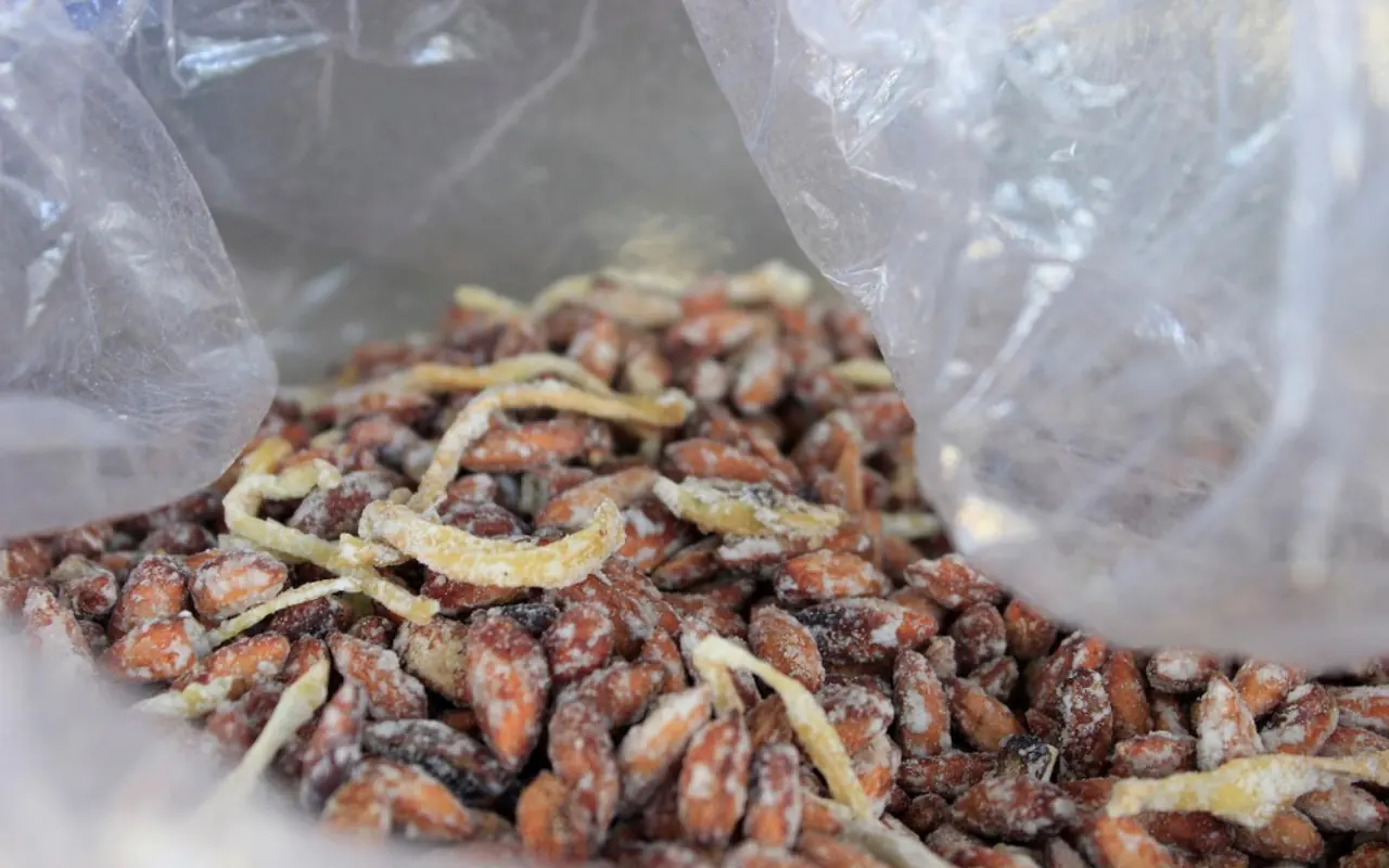 Du lịch Côn Đảo - Quà tặng mứt hạt bàng