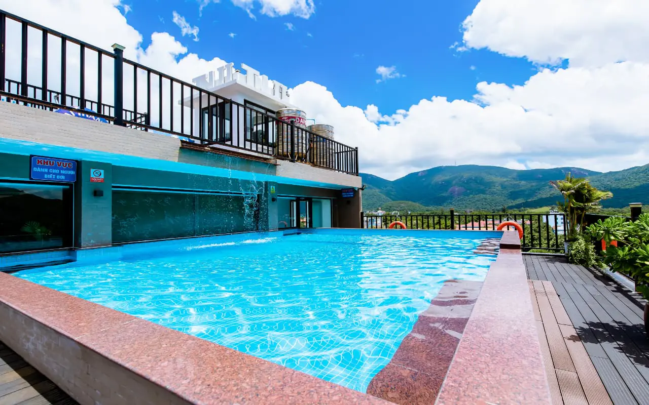 Hồ bơi view sân thượng - Khách sạn Tuấn Ninh II Côn Đảo