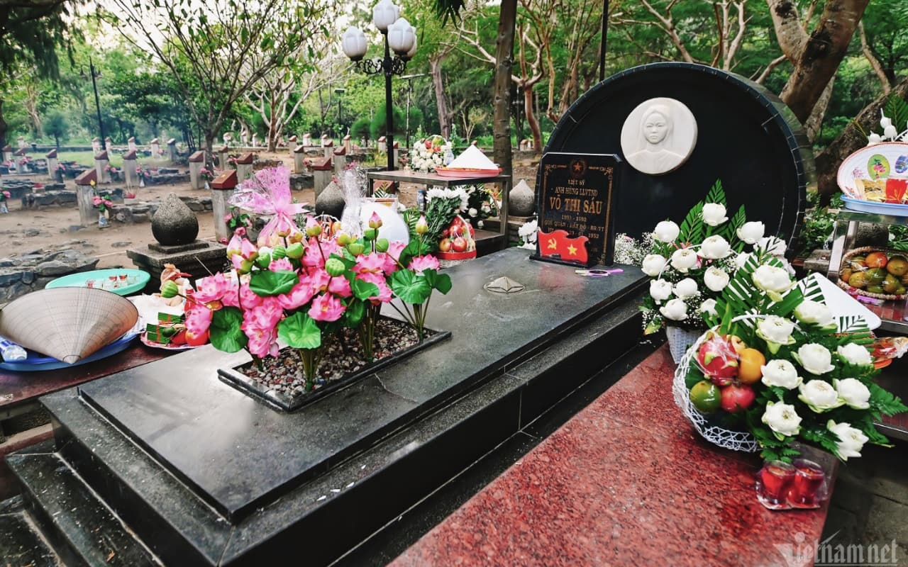 Lễ cô Sáu Côn Đảo - Thắp nhang ban ngày