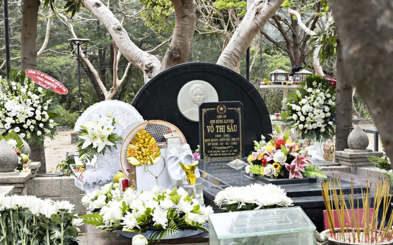 Nghĩa trang Hàng Dương - Viếng mộ cô Võ Thị Sáu