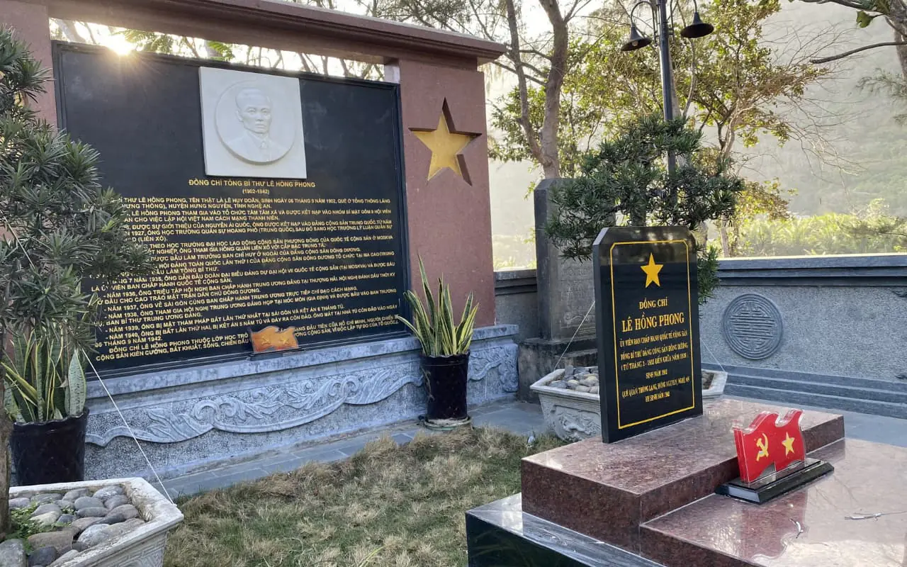 Nghĩa trang Hàng Dương - Viếng mộ của Đồng chí Lê Hồng Phong