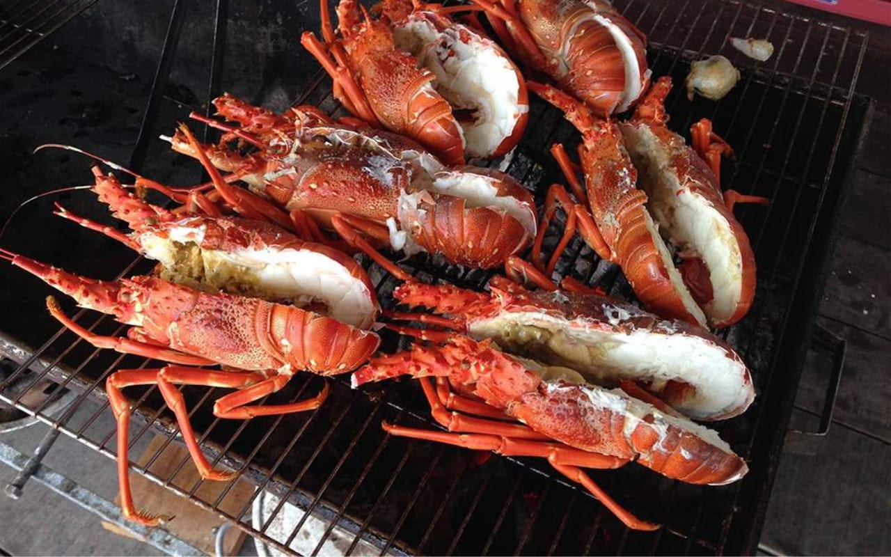Thưởng thức tôm hùng đỏ nướng - Đặc sản Côn Đảo